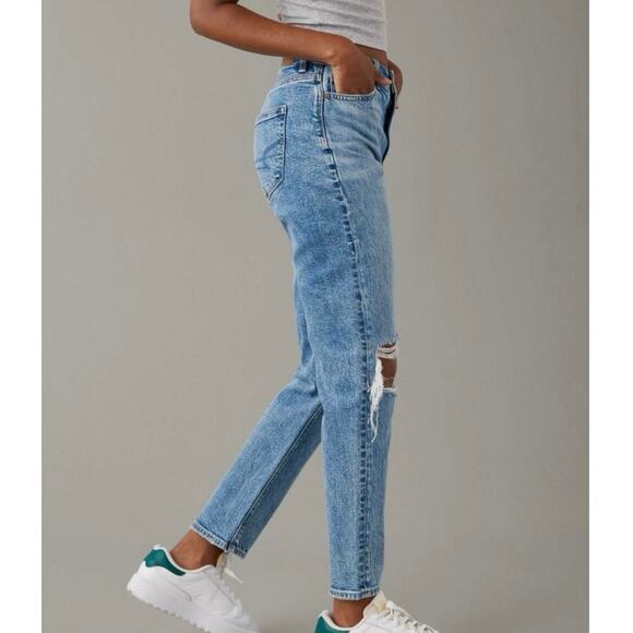 NWOT American Eagle Strigid Ripped Mom Jeans Light Wash Women’s Size 4 - Picture 3 of 9